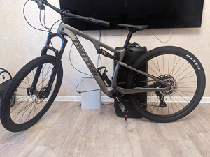 Bicicleta de Montaña MTB de Suspensión Completa de Carbono de 13.5 kg, SRAM SX de 12 Velocidades, Horquilla de Aire <span class=keywords><strong>ROCKSHOX</strong></span>, Sistema de Suspensión Remota, Frenos de Disco Hidráulicos Boost - Product Image 1