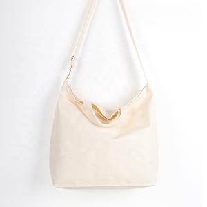 Bolsa de Mensajero de Lona Sublimable con Logotipo Personalizado al por Mayor, Bolsa de Hombro Casual Tipo Hobo para Mujeres y Hombres - Product Image 4