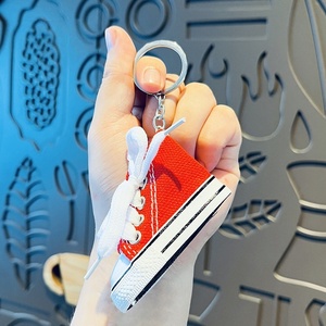 LLavero de zapatos deportivos Diseño 3D Zapatillas de lona Llavero Zapatos de lona de moda Llaveros Colgante de zapato informal Zapatos para correr Llaveros - Product Image 5