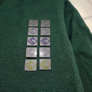 맞춤형 3D 실리콘 3D 실리콘 열 전달 라벨 의류 및 티셔츠 열 적용 롤 모양에 대한 광택 양각 목 패치 - Product Image 3