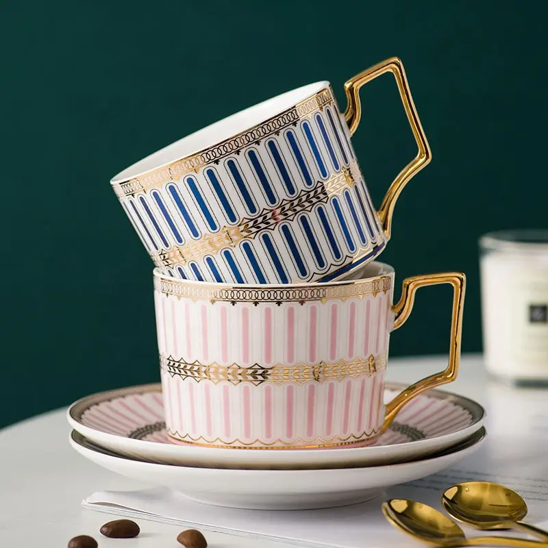 Avrupa tarzı fincan ve çay tabağı seti 6.8oz kemik çini sırlı beyaz altın çay fincanları ile altın kaşık