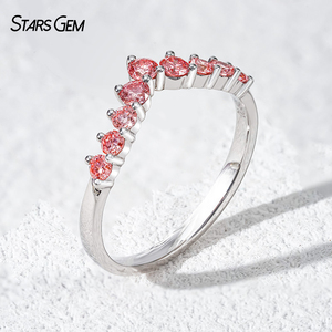 แหวนทองคำแท้ 10K รูปตัววีประดับเพชรชมพูทรงกลมจาก Starsgem แบบครึ่งวงกลม สามารถสวมซ้อนกับแหวนแต่งงานได้ เครื่องประดับคุณภาพสูง - Product Image 2