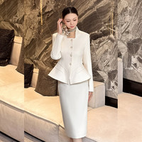 Ensembles de costumes pour femmes : Veste blanche à peplum, col montant, manches longues, jupe crayon mi-longue, foulard en soie – Idéal pour réceptionniste d'hôtel et conciergerie, personnalisable
