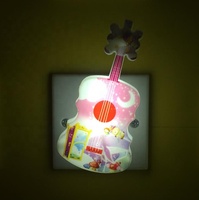 Lámpara de guitarra OEM W060, luz nocturna para dormitorio infantil, Material ABS, diseño moderno, enchufe emisor de luz blanca cálida, bonito regalo