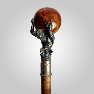 Bastón clásico de latón con figura atlante y mango de esfera de madera, estilo antiguo, decorativo. - Product Image 1