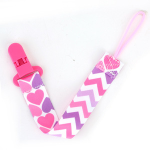 Clip para chupete de bebé con correa de tela con estampado de corazones para niños de 0 a 12 meses - Product Image 1