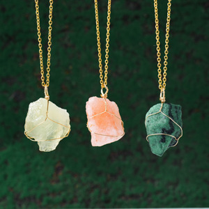 Colgante de piedra en bruto de cristal natural al por mayor, colgante de malla de alambre dorado, accesorio de joyería para regalos - Product Image 3