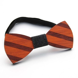 Pajarita de madera maciza hueca tallada con diseño geométrico y logotipo personalizado para regalos de moda en ceremonias de boda - Product Image 4