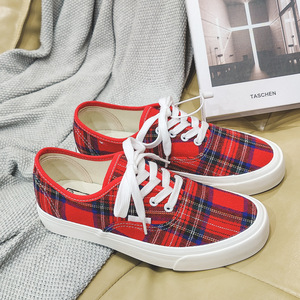Zapatillas de lona bajas a cuadros para mujer, para todas las estaciones, con forro de algodón en la puntera y suela de goma, estilo casual urbano para estudiantes y skaters. - Product Image 1