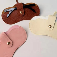 Étui à lunettes en cuir coloré au design élégant, certifié Global Recycled Standard, offrant une protection aux lunettes et facile à transporter