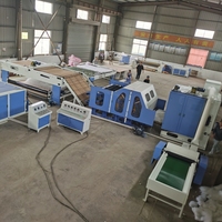 Ligne de production automatique de rembourrage et de garnissage pour couettes et édredons en fibres de polyester, avec machine à garnir les noyaux et les couvertures