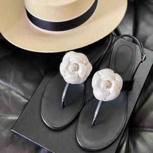 Nouvelles sandales plates romaines en cuir véritable pour femme, version peau de mouton, style Rich Girl, avec camélia et entre-doigts, pour l'été - Product Image 1