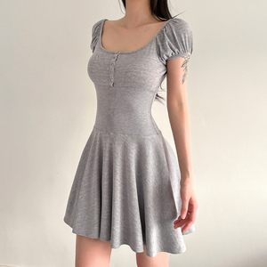 เดรสมินิเดรสทรงเอแขนพองผ้าถักลายริบสำหรับผู้หญิง คอรูปตัวยู แต่งกระดุม ทรงเข้ารูปลำลอง - Product Image 4