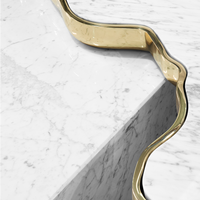 Ensemble de tables basses de luxe avec plateau en marbre et bordure en laiton doré, base en marbre blanc, mobilier sur mesure pour toute la maison, idéal pour villas et hôtels