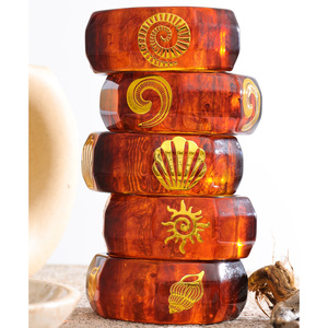 JINYOU 2157 Toptan Vintage Kehribar Rengi Akrilik Bilezik Altın İşlemeli Güneş Deniz Kabuğu Tasarımlı Hediyelik Bileklik - Product Image 2