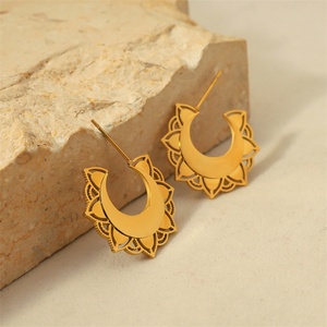 ต่างหูทองชุบ 18k สไตล์วินเทจ ลายพระอาทิตย์พระจันทร์แบบกลวง - Product Image 5