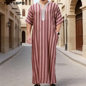 Qamis décontracté pour homme en coton et lin rayé rose poudré, col en V, manches courtes, poches latérales, coupe ample, longueur totale, style islamique - Product Image 1