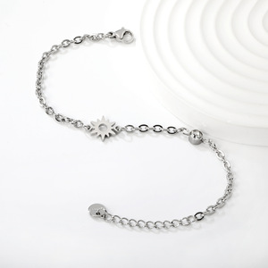 Pulsera con Dije de Sol, Cadena Dorada, Engaste de Cristal, Unisex, Uso Diario, Joyería Minimalista - Product Image 4