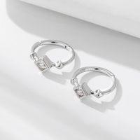 Mlluki Simple Boucles d'oreilles créoles Huggie en argent sterling 925 plaqué or 14K de haute qualité avec zircon cubique carré pour femme
