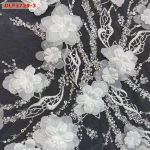 Nueva tela bordada de encaje de flores 3D con perlas blancas y tela de encaje de cuentas adecuada para vestido de novia
