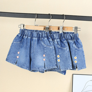 Yiwuyiyuan Pantalones cortos de mezclilla informales para niños con cintura elástica Bordado floral Bebé niña Tela de punto Diseño de patrón floral - Product Image 2