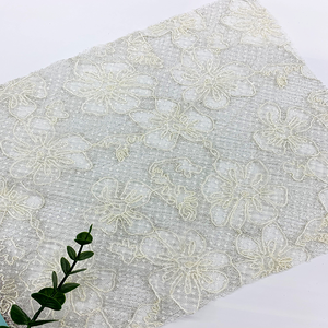 Tissu en dentelle brodée en fil de <span class=keywords><strong>verre</strong></span> floral 3D de luxe blanc en vrac pour robe de femme, robe de mariée, textile de créateur - Product Image 1