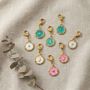 Colgantes Redondos con Cierre de Langosta, Diseño de Luna y Estrella, Bisel de Aleación de Zinc, Accesorios de Moda Unisex, Regalo, Venta al por Mayor - Product Image 1