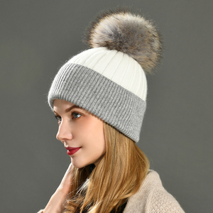 Jxwatcher OEM <span class=keywords><strong>Bonnet</strong></span> en cachemire doux tricoté avec <span class=keywords><strong>pompon</strong></span> en vraie fourrure de raton laveur, chaud, logo personnalisé, vente en gros, bonnets d'hiver bicolores pour femmes - Product Image 3