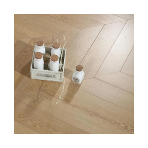 Suelo <span class=keywords><strong>Laminado</strong></span> OEM de Madera con Diseño de Espina de Pescado de 12 mm, Patrón Chevron, Textura EIR, Impermeable, para Villas <span class=keywords><strong>y</strong></span> Apartamentos de Lujo - Product Image 3