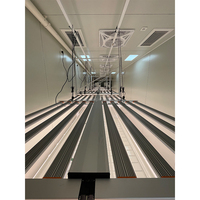Système hydroponique de culture en conteneur sur roulettes avec structure en acier et éclairage LED optimisé pour la culture de micro-légumes et de cultures rapides en agriculture verticale