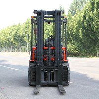 Chariot contrepoids 3,5 tonnes sur mesure, avec batterie au plomb et une hauteur de passage accrue, idéal pour les opérations de transbordement en entrepôt.