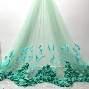 Ultimo bellissimo tessuto di pizzo di tulle glitterato con fiori 3D con piuma