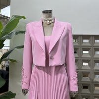 Ensemble élégant pour femmes A10962, 2 pièces, veste courte à appliques florales 3D et robe mi-longue plissée à bretelles spaghetti
