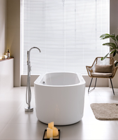 Baignoire autoportante contemporaine en acrylique à surface brillante, à parois cannelées, pour un confort de bain profond, idéale pour salle de bain de villa, avec drain inclus