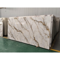 Dalles de pierre de quartz Calacatta au design moderne, durables et ignifuges, pour grands plans de travail de table à manger en quartz