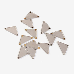 Étiquettes métalliques personnalisées de haute qualité 2026 en rouleau, gaufrées 3D, écologiques, pour sacs à main et accessoires vestimentaires - Product Image 2