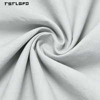 Veste en polyester recyclé ripstop de haute qualité, coupée et cousue, 40D, fermeture éclair asymétrique sur le devant, capuche fixe, style urbain et technique