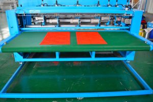 Thảm xe Thảm máy dập nổi áp lực dầu tần số cao Máy hàn với máy cắt - Product Image 4