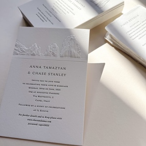 Suite d'invitations de mariage personnalisées de luxe, imprimées en typographie avec gaufrage floral, sur papier offset, avec logo personnalisé, cartes de mariage - Product Image 2