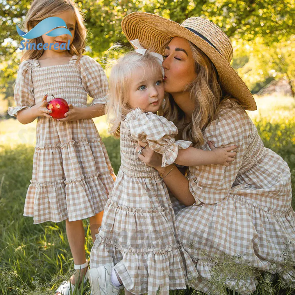 Pakaian Setelan Lengan Puff Ruffle Bodice Bertudung Kustom Musim Panas Elegan Gaun Gingham Ibu dan Saya