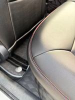 Housses de siège en cuir noir de qualité supérieure avec surpiqûres rouges (rayures verticales/diamantées) – Ensemble complet sur mesure pour protection des sièges auto