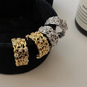 Boucles d'oreilles en dentelle en argent pur S925 de style rétro français vintage, luxe léger, avec zircon creux, design simple et tendance en cristal - Product Image 1