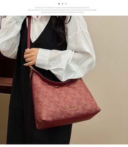 Bolso de Hombro Versátil para Mujer, Novedad 2026, Bolso Rojo para Llevar Bajo el Brazo con Patrón de Nubes Auspiciosas - Product Image 1