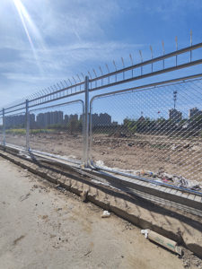 Customized Galvanized Cyclone Wire <b>Mesh</b> Roll PVC Coated Chain Link Fence with 50x50mm <b>Mesh</b> 1.8m Height for Residential Security - Product Image 6