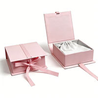 Boîte cadeau de luxe rose avec couvercle et base, ruban gros-grain et logo personnalisé, emballage en papier spécialisé, vente en gros