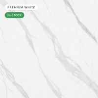 Dalle de pierre frittée Calacatta haut de gamme pleine grandeur, blanc éclatant avec veines grises classiques, aspect marbre, en porcelaine, pour intérieur de villa