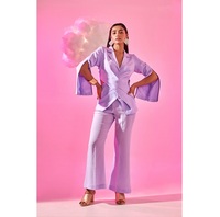 Ensemble coordonné femme avec découpes torsadées, tenue deux pièces élégante avec détail torsadé moderne, look tendance, coupe confortable