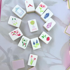 Venta al por mayor de fábrica: Juego de fichas de Mahjong americano en rosa y morado, de acrílico, con diseño de logotipo colorido para entretenimiento. - Product Image 3
