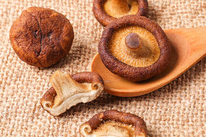 도매 저렴한 가격 200 g 탈수 표고 버섯 칩 말린 과일과 야채 진공 튀긴 버섯 간식 - Product Image 6