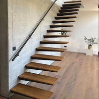 Escalier flottant moderne en bois avec marches décoratives, design international, escalier intérieur invisible en métal massif